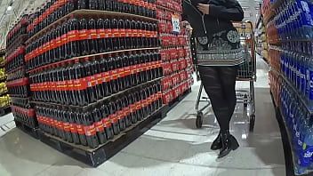 Redare Soția fierbinte arată fundul în timp ce merge sexy în supermarket