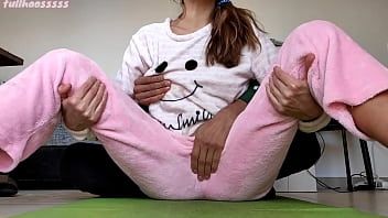 play Mijn lieve stiefzus houdt ervan als ik kleine tieten plaag in pyjama's en nat poesje deel 2