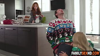 play Üvey baba ve üvey kızı üvey annenin arkasından seks yapıyor