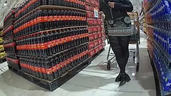 Riproduci Calda moglie mostra il culo mentre cammina sexy al supermercato