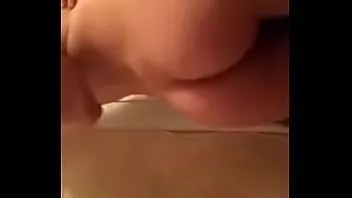 تشغيل لطيف الروسية في سن المراهقة فرك بوسها على المرحاض