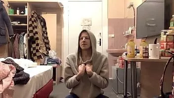 play Sissy este mereu înfometată de penis crud