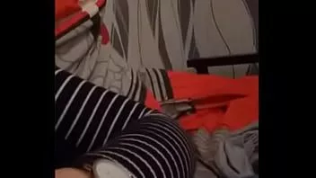 চালান মেয়েটি তার বন্ধুদের অ্যামেপোর্নে স্তন দেখায়