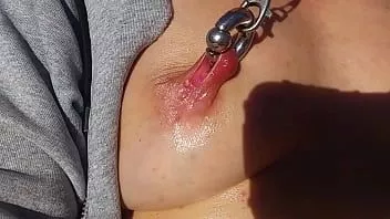 Abspielen Nippleringlover heiße Mutter masturbiert im Freien mit Vibrator durchbohrte Muschi extreme Nippelpiercings