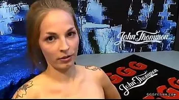 تشغيل وشم في سن المراهقة بيبي أنين يعطي عن طريق الفم ويحصل cums