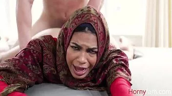 Jouer Une soeur vierge en hijab baise son frère - maya farrell