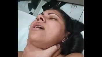 Putar Ayam monster meniduri tenggorokanku dan meremas leherku