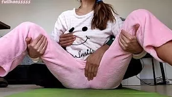 Putar Kakak tiriku suka jika aku menggoda payudara kecil dengan piyama dan vagina basah bagian 2