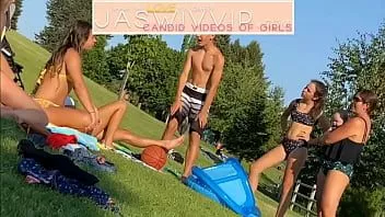 Reproducir Disfruta de adolescentes en bikini en la playa mostrando el culo sinceramente