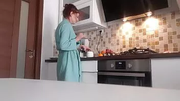 play Gadis remaja berambut cokelat mungil membuka baju dan menggoda dan memek masturbasi di dapur di kursi