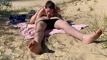Reproducir Pareja nudista disfrutando de una mamada en la playa pública