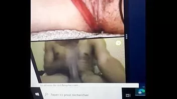 Reproduzir Mulher masturba o clitóris e pinga creme na vagina