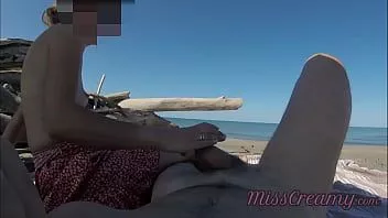 Reproducir Extraños atraparon a mi esposa tocándome y masturbándome la polla en una playa nudista pública - francés amateur real - misscreamy
