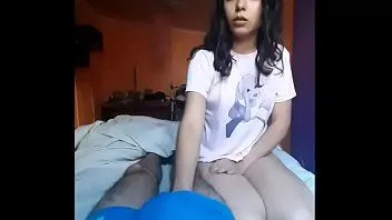play Harikalar diyarı tişörtlü bir alice ile gelip bana penisini vajinasına sokmaya ikna edene kadar oral seks yapmaya geldi.
