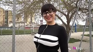 Redare Mami Damaris a venit să învețe un tânăr cum să trateze