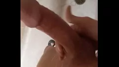 चलाएँ गोल्डन शॉवर फंतासी: स्लिम, मुंडा हॉटी हार्ड बिग कॉक के साथ शॉवर में गीला हो जाता है