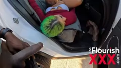 Redare Pornstar latina Red Barbie face sex cu mașina publică cu un șofer Uber cu covorul mare