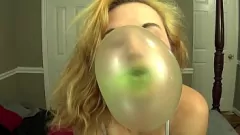 Abspielen Blonde Schlampe Fifi Foxx bläst Hubba Bubba Kaugummi wie ein Pornostar