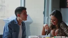 चलाएँ दो माँ एक पोर्नस्टार के साथ एक कट्टर त्रिगुट में युवा बड़ा डिक साझा कर रही हैं